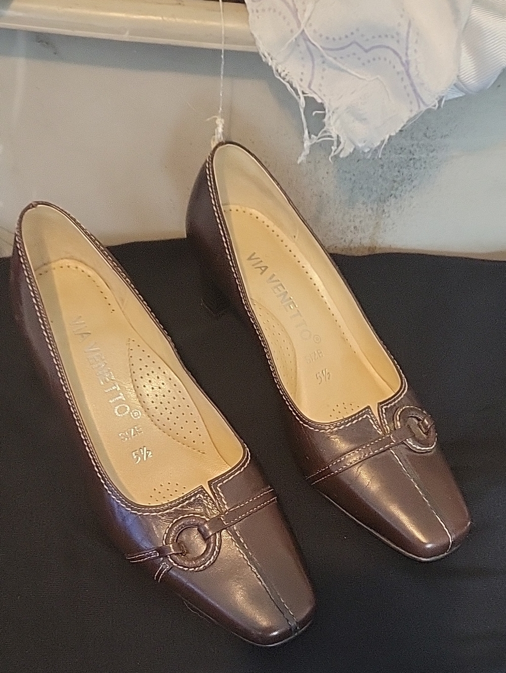 Via Veneto Women's Brown Leather Low Heel Pumps